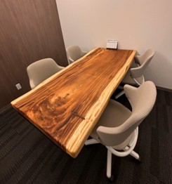 機能的なオフィス家具とデスクの配置